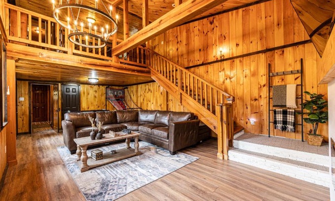 Bryson City House | Fun cabin with hot tub, pool table & fire pit - BIG BLUE