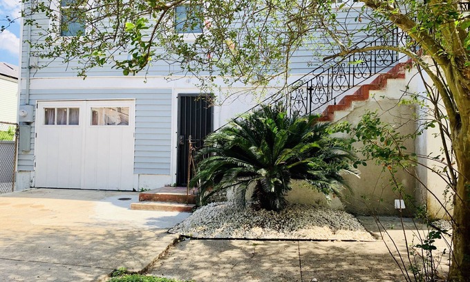 Leonidas House | Fun Decor & Lovely Courtyard 1bd/1bth Guest Suite w/Kitchen Uptown/Hollygrove