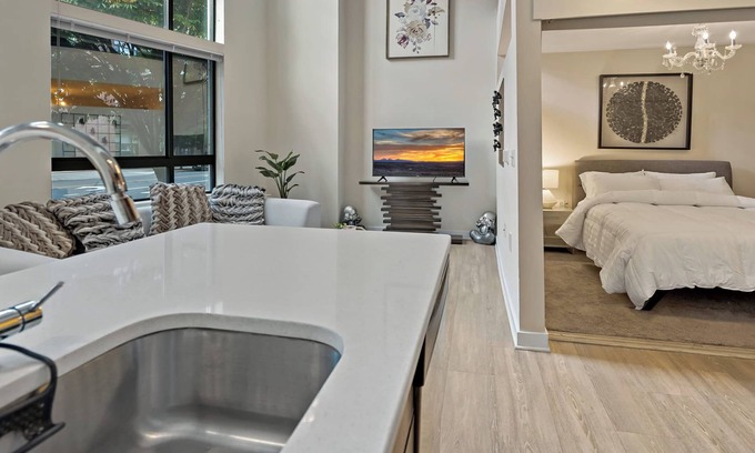 Buckingham Apartment | Fun | Exec | Loft | Spacious & Sunny in the Center