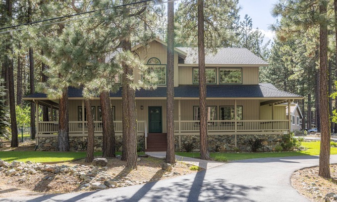 Graeagle Cabin | Fun Family Cabin in the Heart of the Lost Sierra w/BBQ, Games and Tons of Space