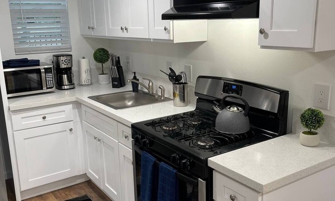 Riverside House | Fun get away/Business class, Fast WIFi, 55” TVs…