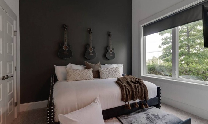 Eighth Avenue House | Fun Music City Charmer! 3 Bdr, 2 Miles to Downtown