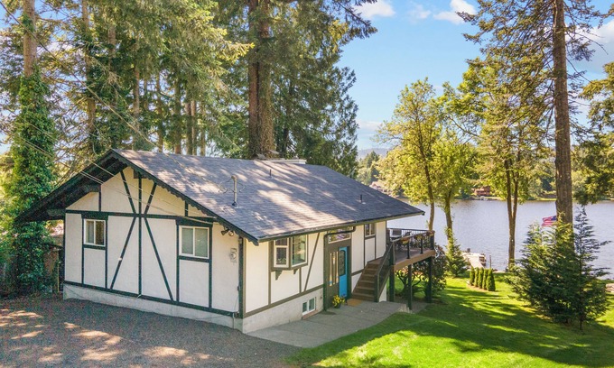 Olympia House | Fun on the lake at the Black Lake Chalet