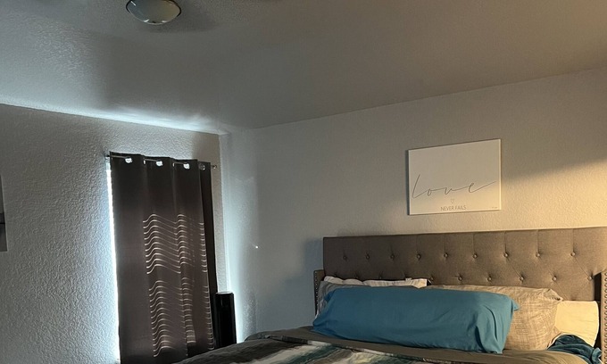 San Antonio House | Fun, relaxing 5 bedroom home with free parking