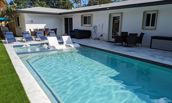 Coral Ridge Apartment | Fun-Sized Haven! Shared Heated Pool n Spa! Beach 1.4 mi! Walkable to Food n Fun