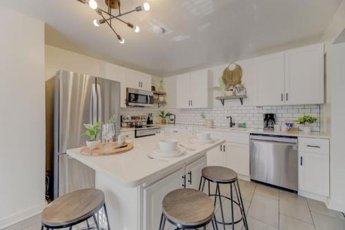 Earlewood House | Funky River Caravan Apt