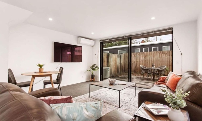 Christchurch City Centre Apartment | Funky Spacious 2Bdrms 2Bthrms Free Covered Park.
