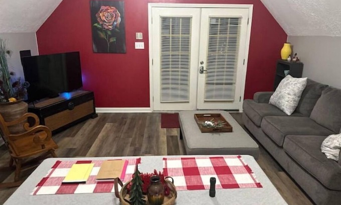 Gardner Apartment | Funny Farm Hideaway.