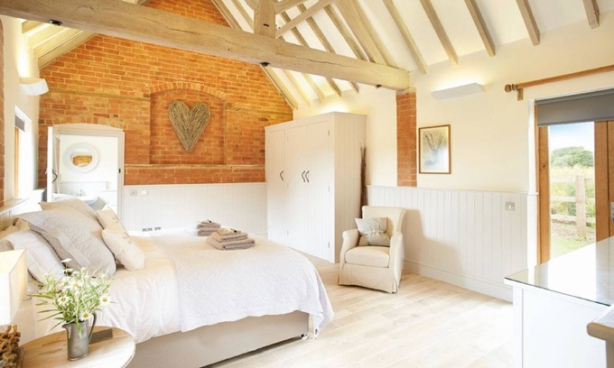 Long Itchington House | Furlong Barn is a beautiful property in a stunning, secluded position.