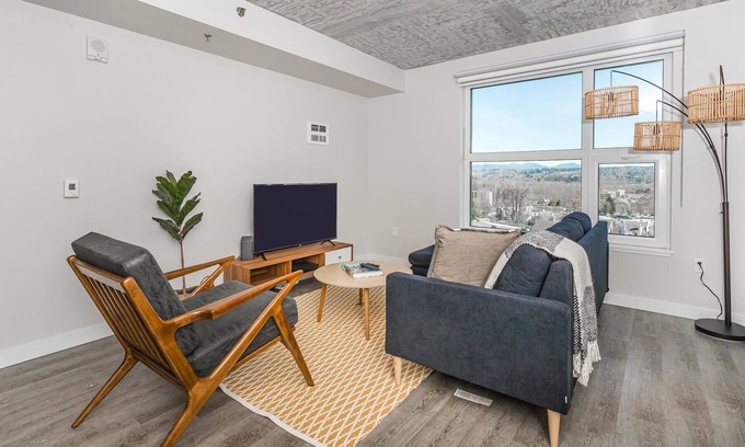 Southcenter Apartment | Furnished 1BR Near Seattle w/ Gym + Pets OK
