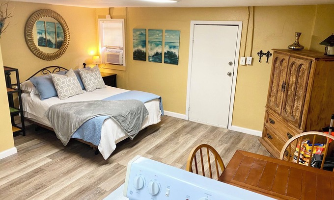 Woodlawn Lake Apartment | Furnished all bills pd studio w/full kitchen & on site laundry