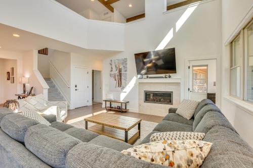 Grand Elk Ranch House | Furnished Deck and Hot Tub Chic Granby Home!