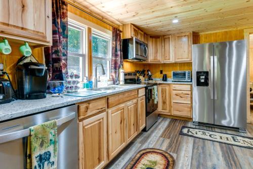 Cosby House | Furnished Deck Rustic Cabin in Cosby!
