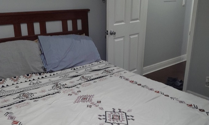 Sandy Springs House | furnished master bedroom in sandy springs/dunwoody