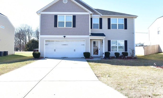 Trinity House | Furniture market, HPU, peaceful family house for vacation or business