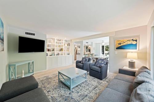West Beach Village House | FWO1358: 1358 Fairway Oaks