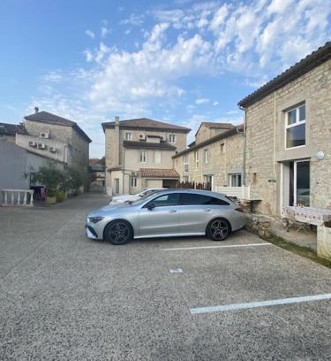 Ruoms Apartment | Gîte 6p Ardèche ,Ruoms centre, climatisé avec piscine