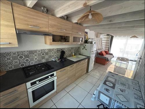Marguerittes Apartment | Gîte cosy au calme, extérieur et parking privé