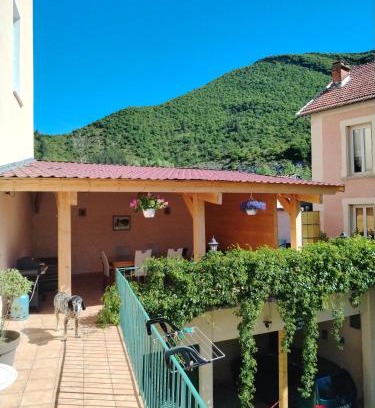 Serres House | Gîte La Rose des Alpes à Serres, 3 chambres, capacité 4 à 8 personnes, Cuisine, Terrasse, Parking et Garage