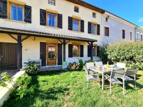 Saint-Haon-le-Chatel House | Gîte spacieux à Saint-Haon-le-Châtel, animaux acceptés - FR-1-496-371