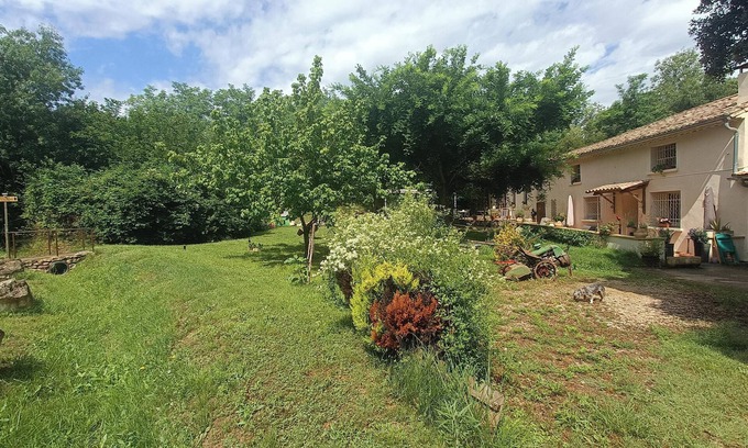 Saint-Just Apartment | Gîte T2 Dans un mas Avec Terrasse et Jacuzzi Privatif