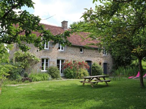 Les Monts-d'Andaine House | Gîte Traditionnel en Normandie avec WIFI et Animaux Acceptés - FR-1-497-121