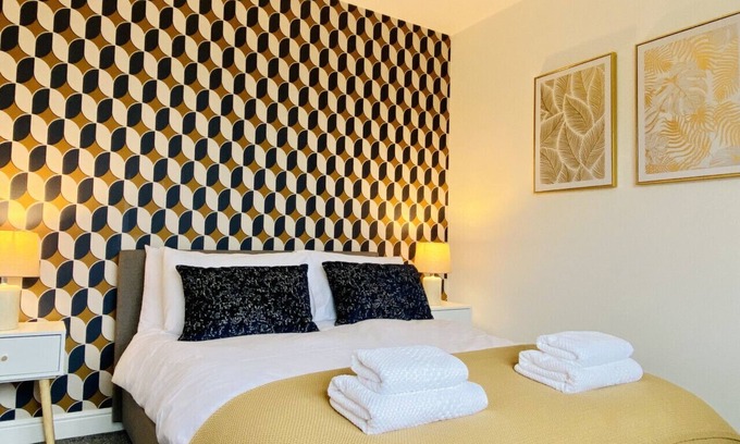 Hipperholme House | G/Floor Bed with ensuite | Pets | Garden | 2 cars