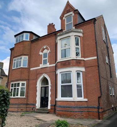 West Bridgford Apartment | G-Floor Flat with 2 beds, 2 bathrooms, sleeps 4-6
