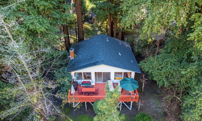 Sebastopol House | G's RiverView~Laid Back,Cozy Cabin!River Views! Near Golf! WiFi/Open Concept