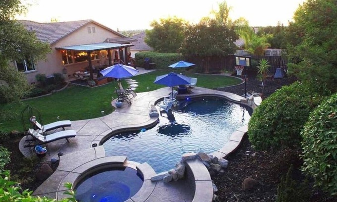 Folsom House | Gallinger · Fabulous Grand Home Pool~Jacuzzi Central Walkable