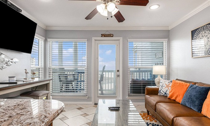 Galveston Condo | Galveston 2/2 Gulf Front - Heated Pool, 2 Hot Tubs, W/D in Unit