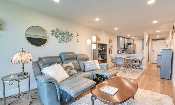 Galveston Condo | Galveston Beachfront Condo: Balcony & Pool Access!