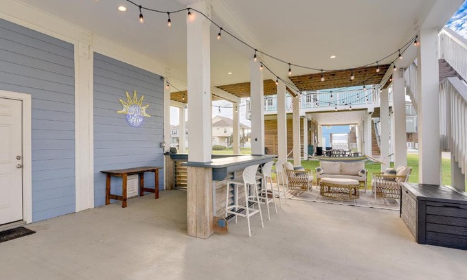 Galveston House | Galveston Home with Pool Access, Walk to Beaches!
