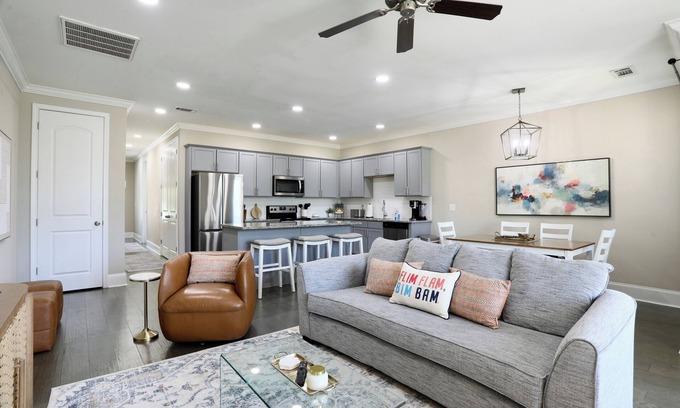 Oxford House | Game Day Ready! 3 Master Suites, Large Loft, and New Furnishings throughout!