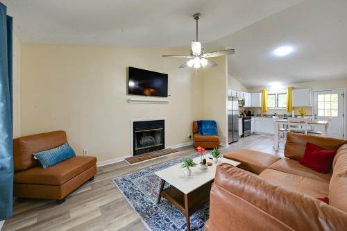 Greenville House | Game Day Ready Greenville Stay with Patio Dining