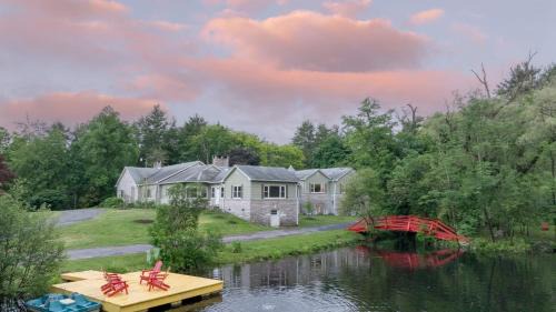 Palenville House | Game Farm Villa by AvantStay 10BDR Private Pond Spa Pool Family-Friendly