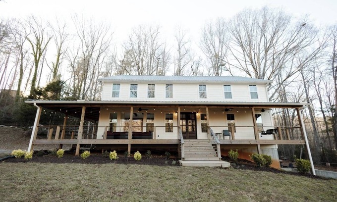 Dahlonega House | Game & Movie Room, Minutes to Wine, Weddings &Town