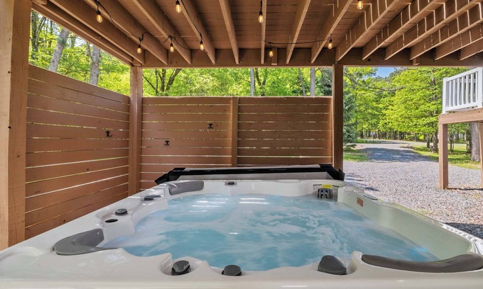Albrightsville House | Game Room & A/C | Dog-Friendly Stay with Hot Tub