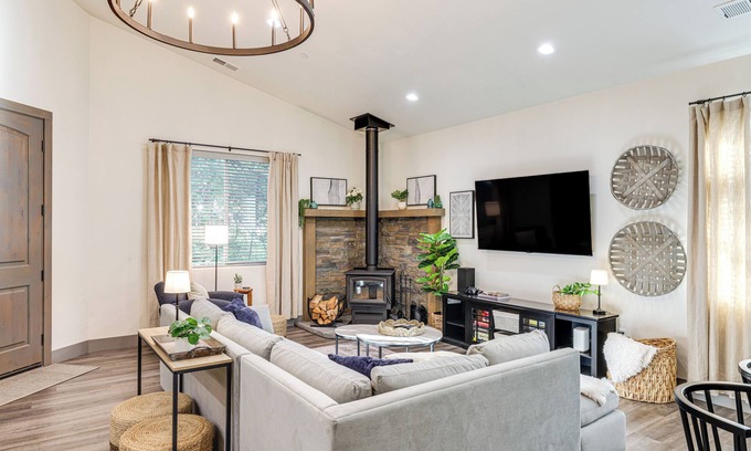 Mono Vista House | Game Room & Patio: Picturesque Home in Sonora