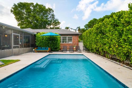 Pinewood Park House | Game Room Pool Fun, Close To Downtown Life