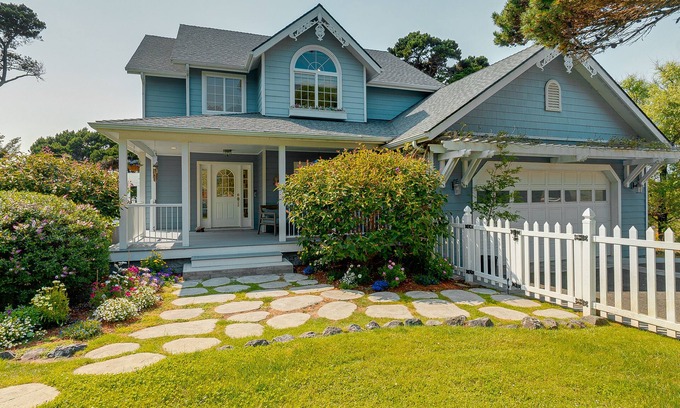 Gold Beach House | Garden by the Sea- Walk to the Beach/SPA/Sleeps 8
