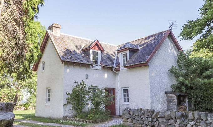 Elgin Cottage | GARDEN COTTAGE, family friendly, with open fire in Lhanbryde