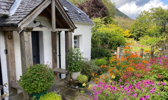 West Laroch Cottage | Garden Cottage For Two, Close To The Sea And With Views Of Ben Nevis and Parking