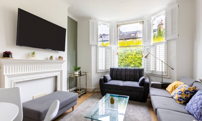 Addison Apartment | Garden Flat In the Heart of London