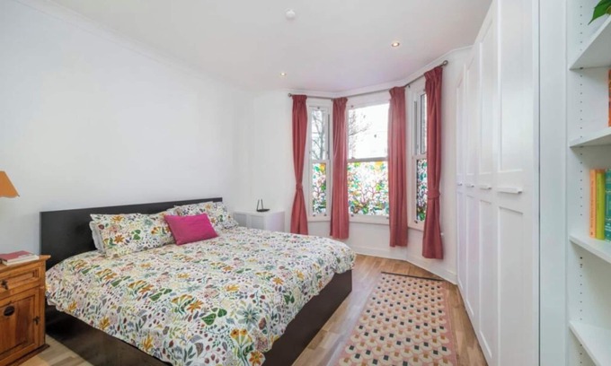 Golborne Apartment | Garden flat next to canal