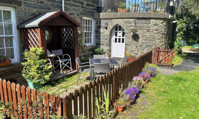 Porthmadog Cottage | GARDEN FLAT, pet friendly, with a garden in Porthmadog