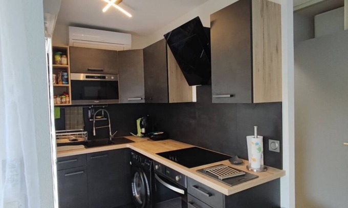 Istres Apartment | Garden-floor studio with air-conditioning.