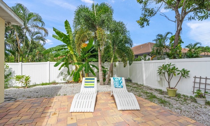 Arlington Park House | Garden Oasis 3BR near Downtown | Minutes to Siesta & Lido | Dog OK | Screened Lanai | Grill | Office