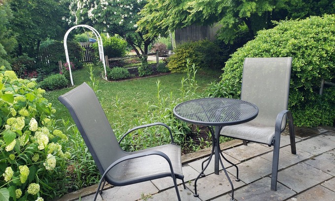 Bristol Apartment | Garden Oasis Historic Area Bristol, 3 Bedroom, 4 beds on 3rd Floor Onsite Parkng