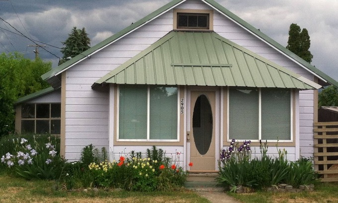 Baker City House | Garden Place ~ Scenic Escape ~ Skiing * Hiking * Fully Outfitted ~ Pet Friendly